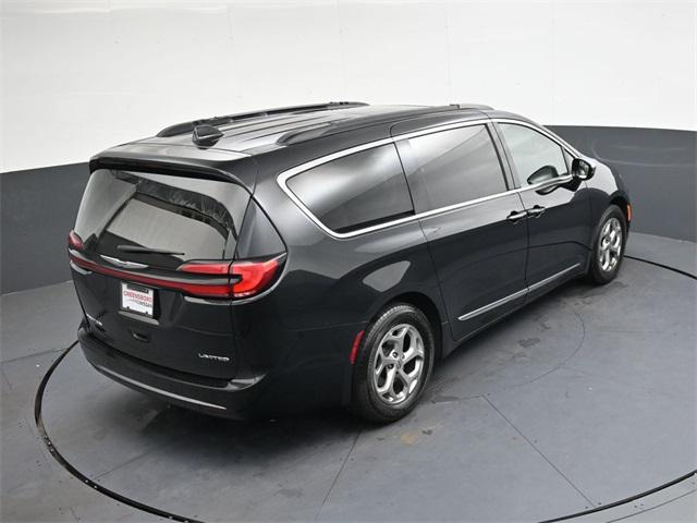 Photo of 2023 Brilliant Black Crystal Pearlcoat Chrysler Pacifica