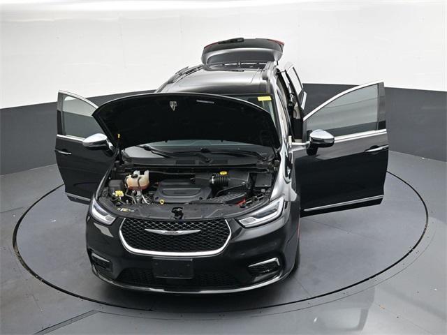 Photo of 2023 Brilliant Black Crystal Pearlcoat Chrysler Pacifica