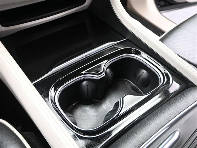 Photo of 2023 Brilliant Black Crystal Pearlcoat Chrysler Pacifica