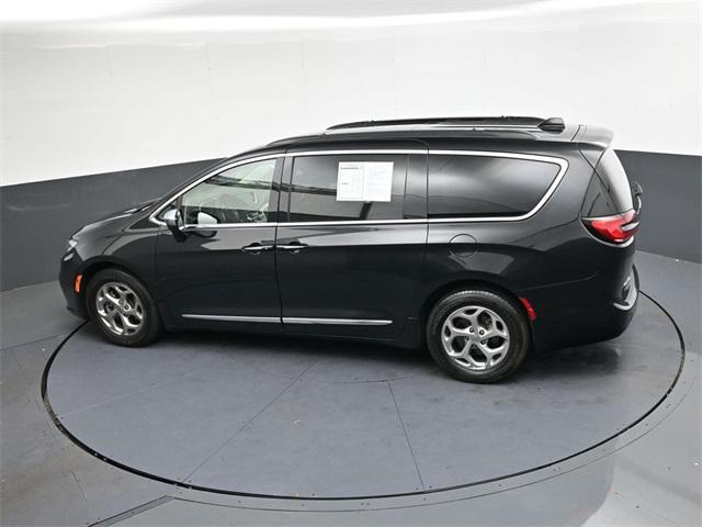 Photo of 2023 Brilliant Black Crystal Pearlcoat Chrysler Pacifica