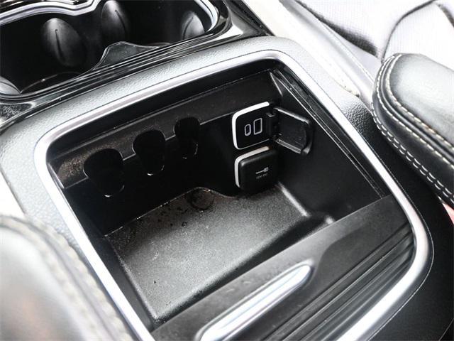 Photo of 2023 Brilliant Black Crystal Pearlcoat Chrysler Pacifica
