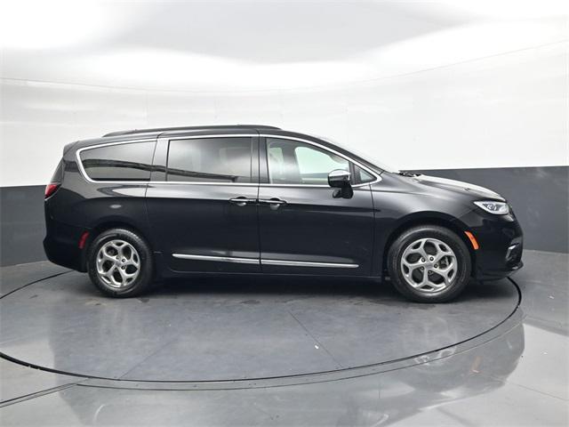 Photo of 2023 Brilliant Black Crystal Pearlcoat Chrysler Pacifica
