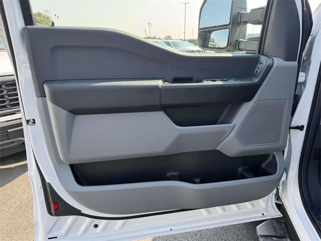 Photo of 2025 Oxford White Ford F-250