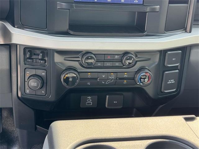 Photo of 2025 Oxford White Ford F-250