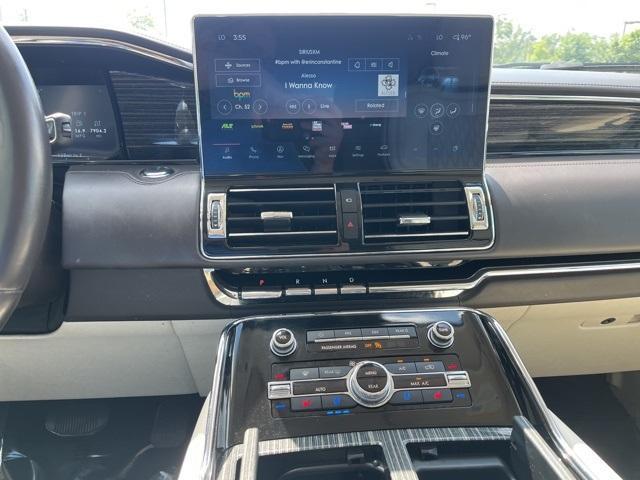 Photo of 2022 White Metallic Lincoln Navigator