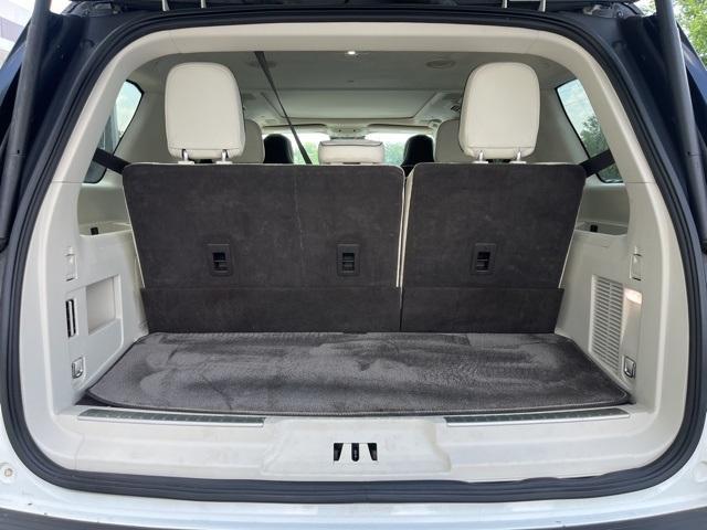 Photo of 2022 White Metallic Lincoln Navigator