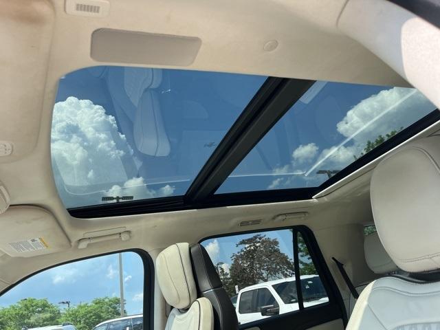 Photo of 2022 White Metallic Lincoln Navigator
