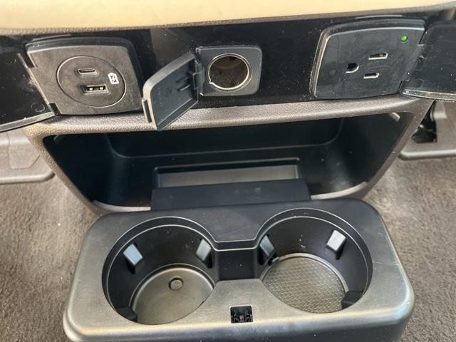 Photo of 2022 White Metallic Lincoln Navigator