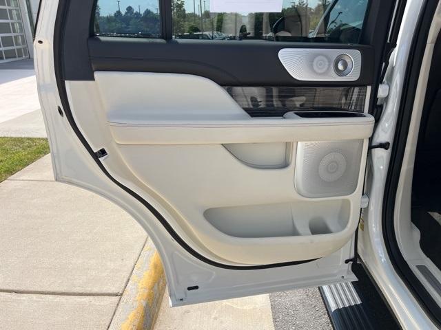 Photo of 2022 White Metallic Lincoln Navigator