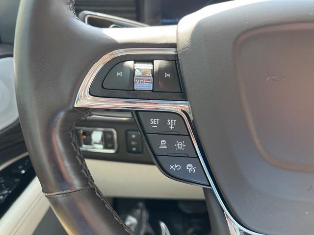Photo of 2022 White Metallic Lincoln Navigator