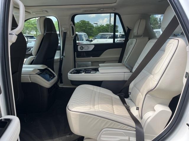 Photo of 2022 White Metallic Lincoln Navigator