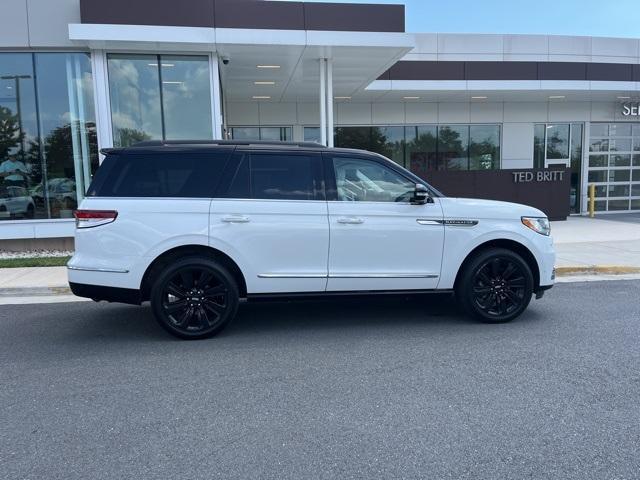 Photo of 2022 White Metallic Lincoln Navigator