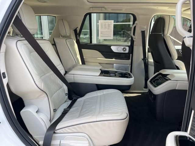 Photo of 2022 White Metallic Lincoln Navigator