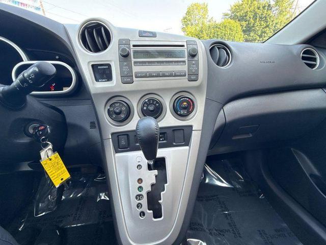 Photo of 2010 White Toyota Matrix