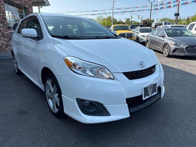 Photo of 2010 White Toyota Matrix
