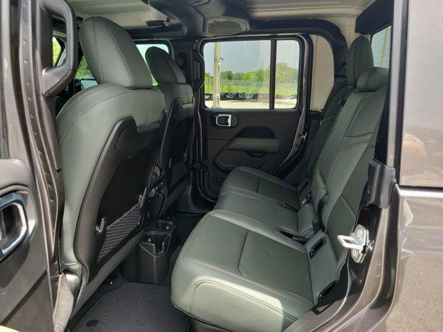 Photo of 2025 Granite Crystal Metallic Clearcoat Jeep Gladiator