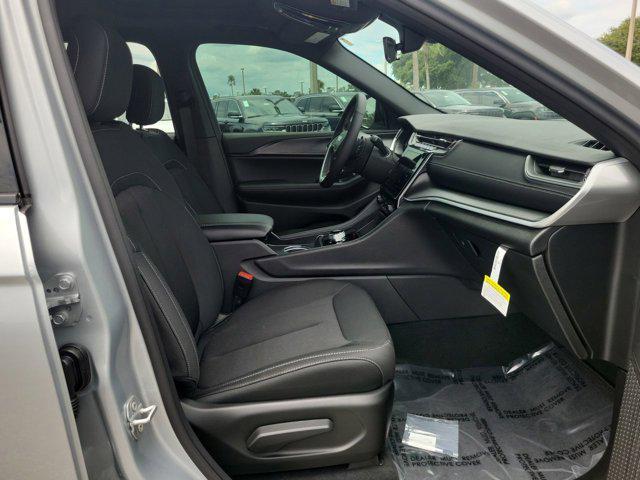 Photo of 2025 Silver Zynith Jeep Grand Cherokee L