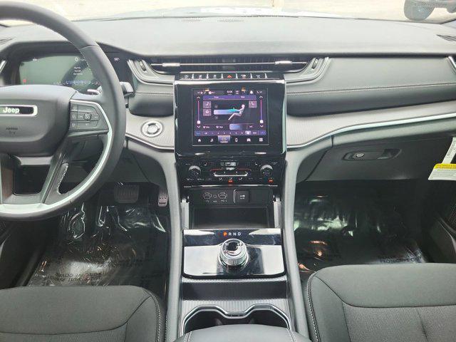 Photo of 2025 Silver Zynith Jeep Grand Cherokee L
