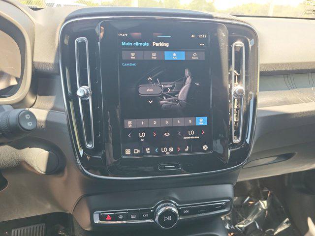 Photo of 2025 Gray Volvo EX40