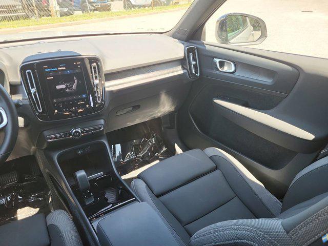Photo of 2025 Gray Volvo EX40