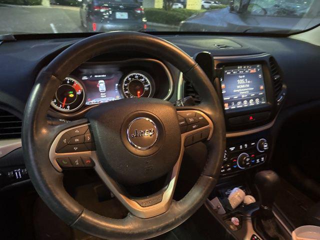 Photo of 2017 Diamond Black Crystal Pearlcoat Jeep Cherokee
