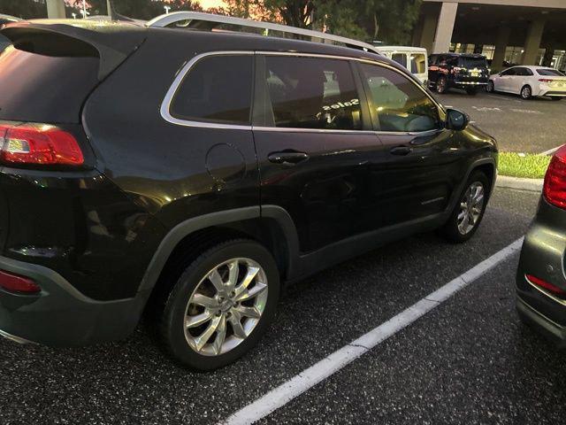Photo of 2017 Diamond Black Crystal Pearlcoat Jeep Cherokee