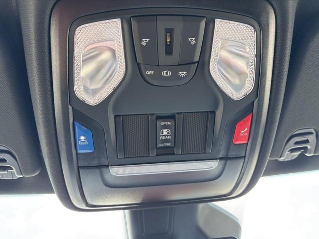 Photo of 2025 Diamond Black Crystal Pearlcoat RAM 1500