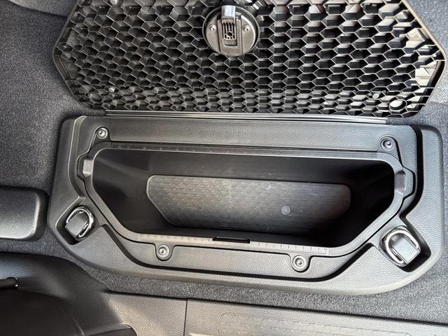 Photo of 2025 Diamond Black Crystal Pearlcoat RAM 1500