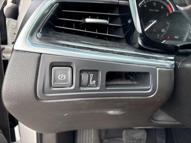 Photo of 2023 Crystal White Tricoat Cadillac XT5