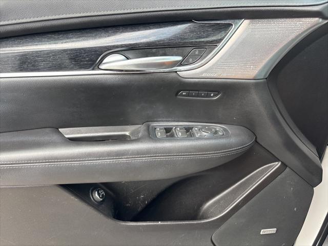 Photo of 2023 Crystal White Tricoat Cadillac XT5