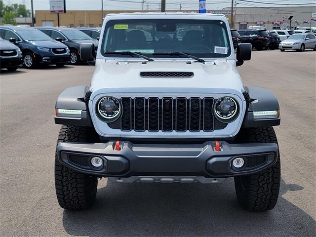 Photo of 2025 Bright White Clearcoat Jeep Gladiator