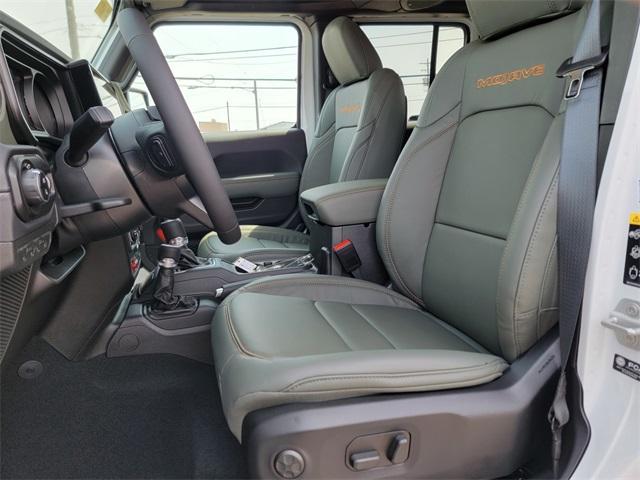 Photo of 2025 Bright White Clearcoat Jeep Gladiator