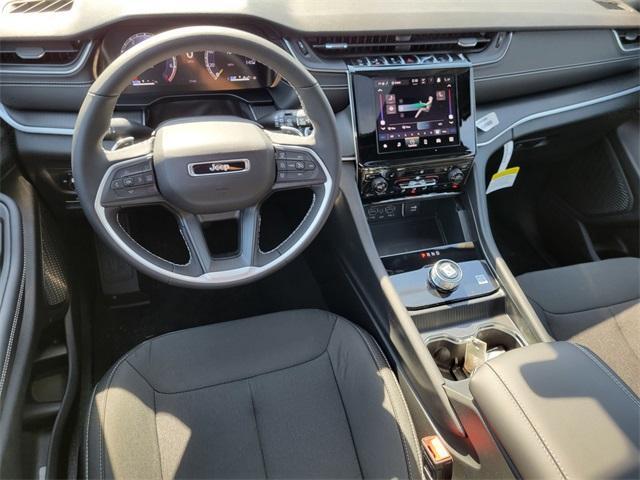 Photo of 2025 Silver Zynith Jeep Grand Cherokee