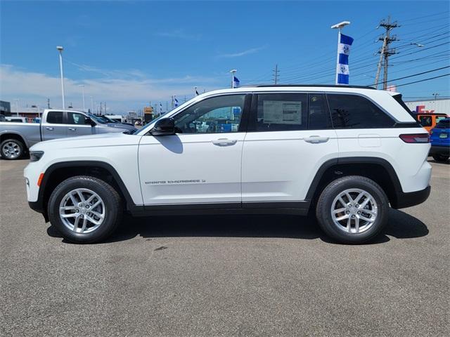 Photo of 2025 Bright White Clearcoat Jeep Grand Cherokee