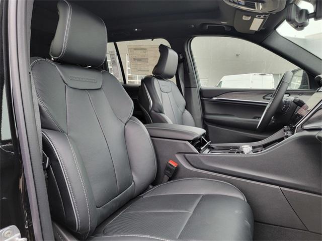 Photo of 2025 Diamond Black Jeep Grand Cherokee