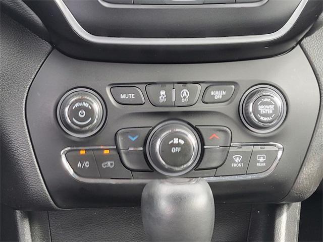 Photo of 2021 Bright White Clearcoat Jeep Cherokee