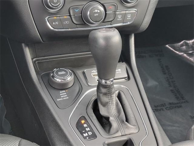 Photo of 2021 Bright White Clearcoat Jeep Cherokee