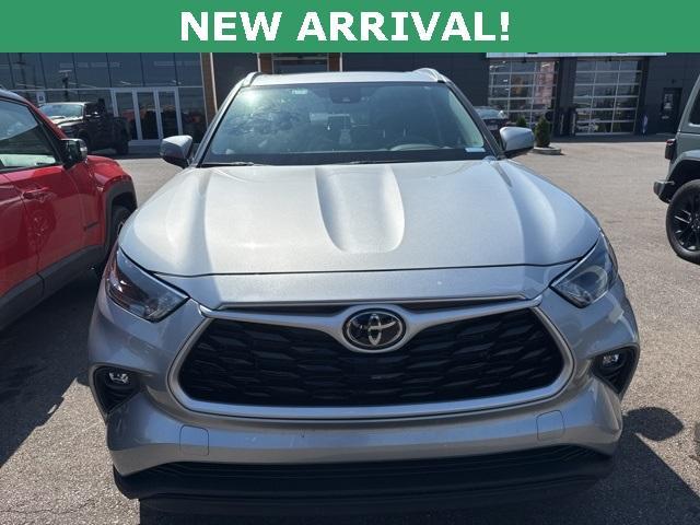 Photo of 2022 Celestial Silver Metallic Toyota Highlander