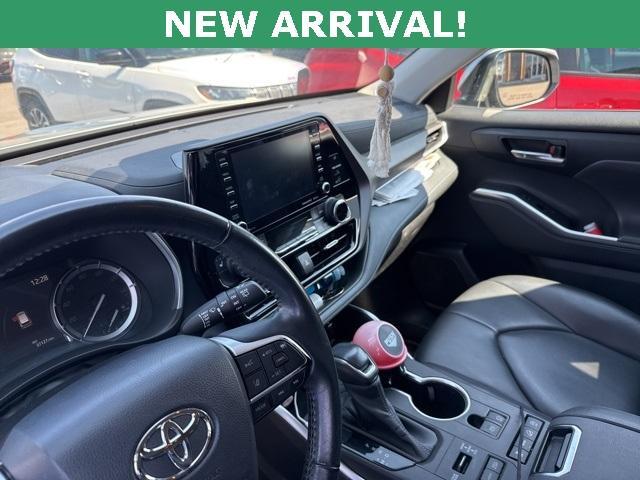 Photo of 2022 Celestial Silver Metallic Toyota Highlander