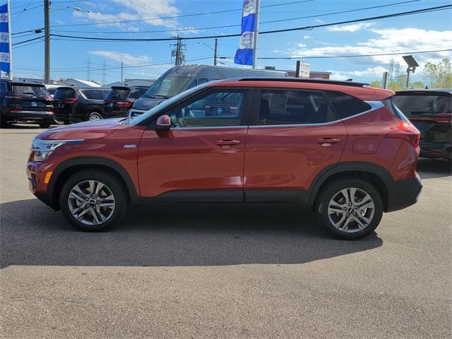 Photo of 2023 Mars Orange Kia Seltos