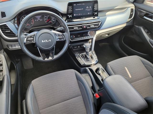 Photo of 2023 Mars Orange Kia Seltos