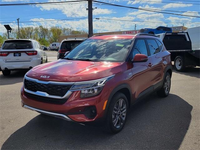 Photo of 2023 Mars Orange Kia Seltos