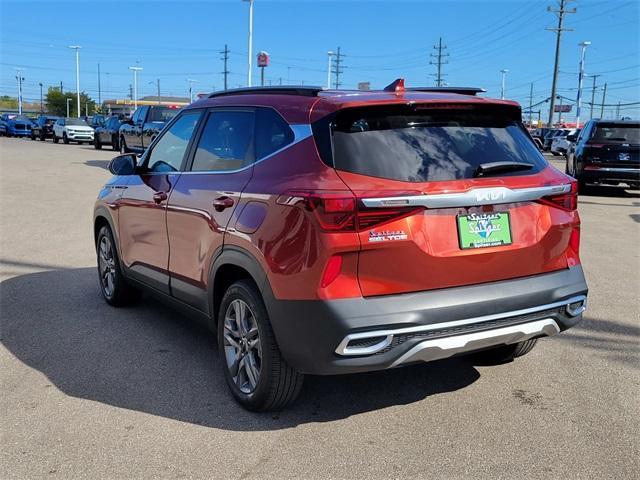 Photo of 2023 Mars Orange Kia Seltos