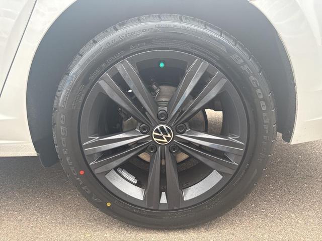 Photo of 2023 Opal White Pearl Effect Volkswagen Jetta