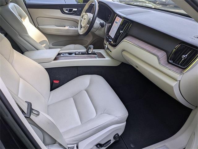 Photo of 2022 Onyx Black Metallic Volvo XC60