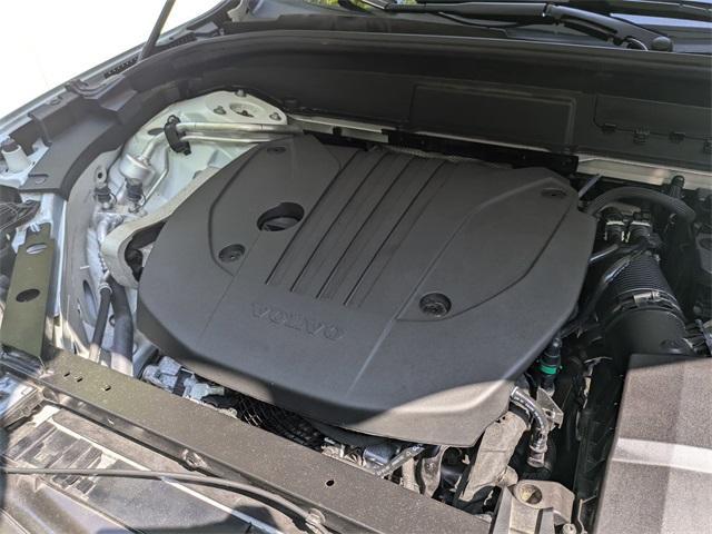 Photo of 2023 Crystal White Metallic Volvo XC60