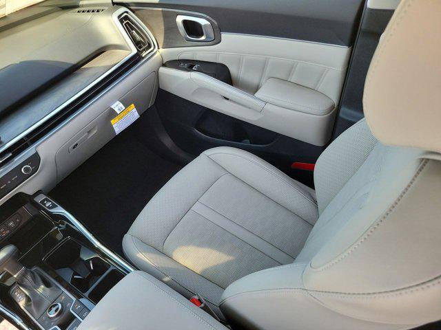 Photo of 2025 White Pearl Kia Sorento