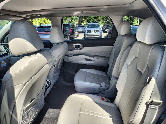 Photo of 2025 White Pearl Kia Sorento