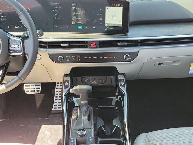 Photo of 2025 White Pearl Kia Sorento