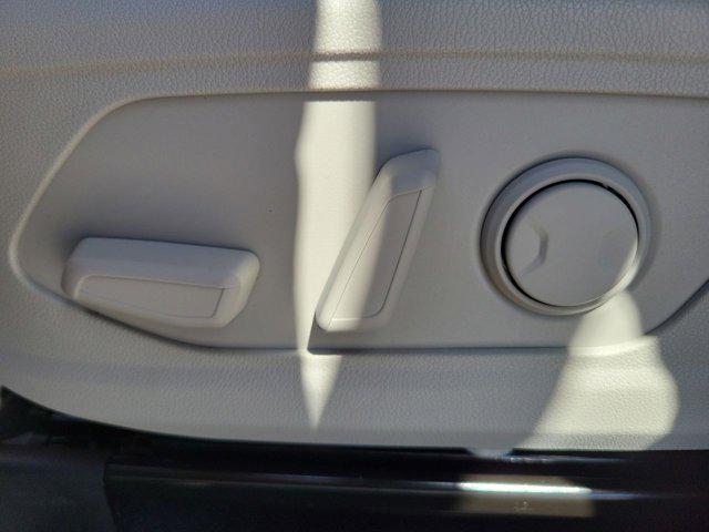 Photo of 2025 White Pearl Kia Sorento